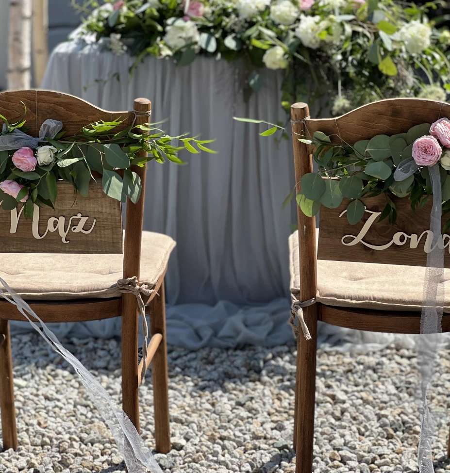 Krzesła przygotowane na wesele