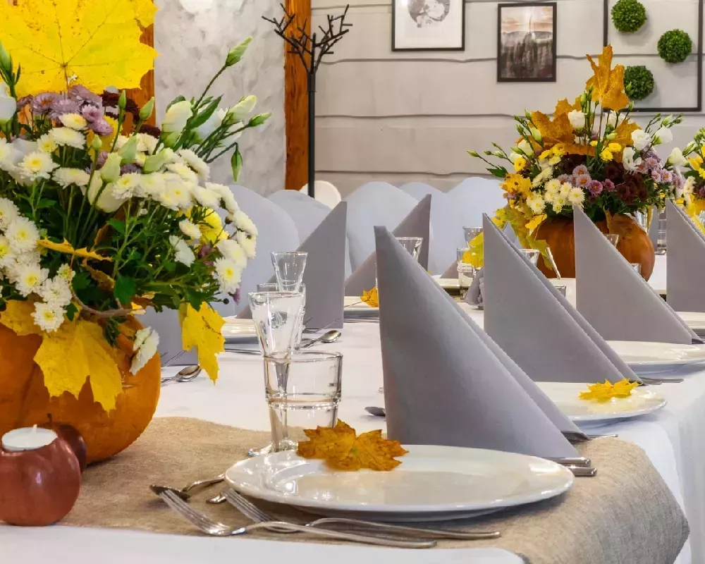 zolte-kwiaty-na-stole-przygotowanym-na-impreze